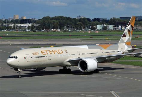 etihad airways boeing 777 300er.